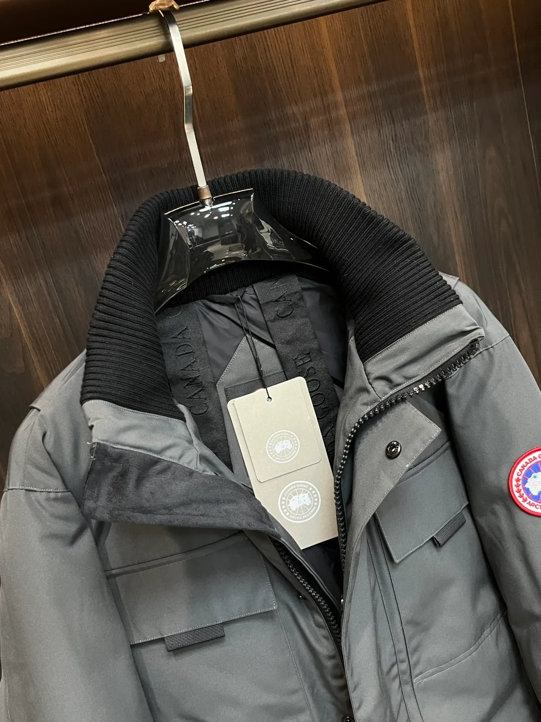 P800 counter quality Canadian Goose 24 latest fashion designer down jackets in 2025💟Big Goose’s popular stand-collar down jacket, popular down jacket, filled with 90# white goose down, every detail shows high-end craftsmanship. The design changes of structural tailoring show the diverse image changes of men. The slim fit and tailored fit meet the current popular multi-layered wear and versatile style in life! Color: Black Gray Size: XS-XXL